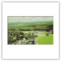 Chantilly - vue d'ensemble du Chateau, des grandes curies et de l'hyppodrome.  Lien vers le site de l'Office de tourisme de Chantilly