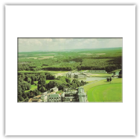 Chantilly - vue d'ensemble du Chateau, des grandes écuries et de l'hyppodrome.  Lien vers le site de l'Office de tourisme de Chantilly